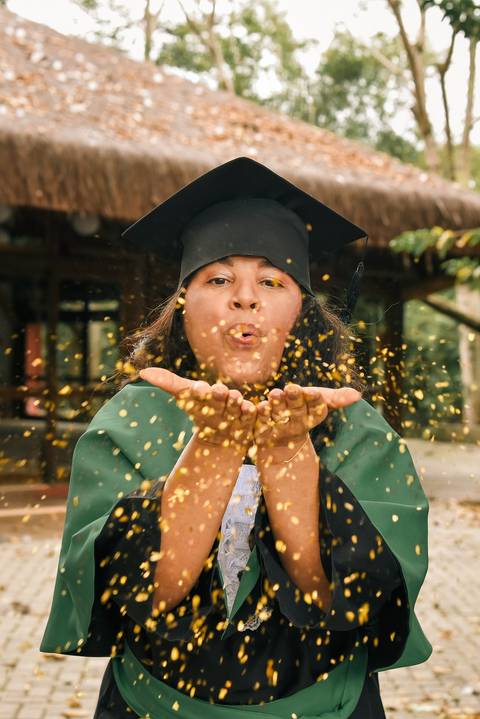 Foto da Formanda Assoprando Confetes Dourados No Parque do Pau D´Alho Em Guararema - SP, Foto Feita Pela Priscila Felix, Fotógrafa de Família, Casamento e Ensaios '