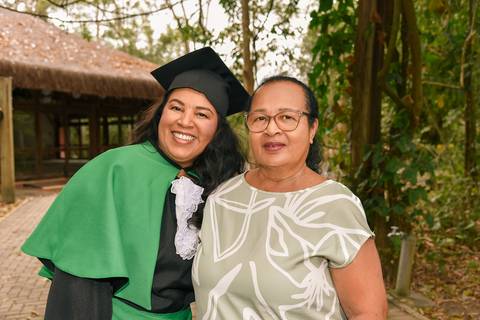 Foto da Formanda Feliz Ao Lado Da Mãe No Parque do Pau D´Alho Em Guararema - SP, Foto Feita Pela Priscila Felix, Fotógrafa de Família, Casamento e Ensaios '