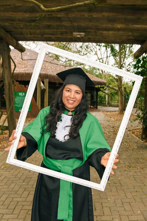Foto da Formanda Segurando Uma Moldura Na Frente do Rosto No Parque do Pau D´Alho Em Guararema - SP, Foto Feita Pela Priscila Felix, Fotógrafa de Família, Casamento e Ensaios '