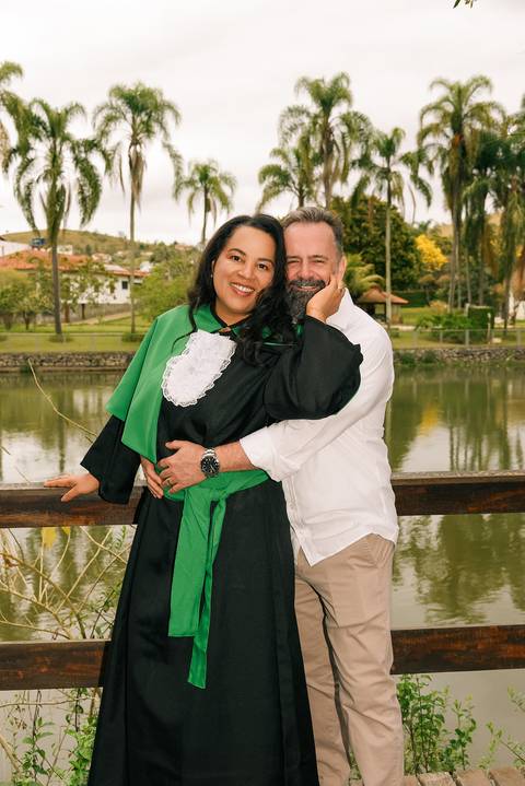 Foto da Formanda Abraçando o Marido Com a Mão No Rosto Dele No Parque do Pau D´Alho Em Guararema - SP, Foto Feita Pela Priscila Felix, Fotógrafa de Família, Casamento e Ensaios '