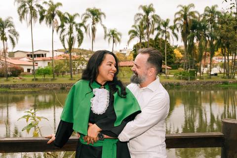 Foto da Formanda Olhando o Marido No Parque do Pau D´Alho Em Guararema - SP, Foto Feita Pela Priscila Felix, Fotógrafa de Família, Casamento e Ensaios '