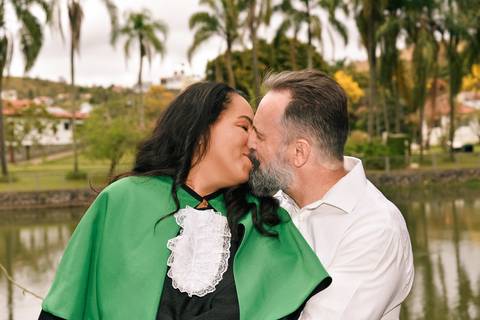Foto da Formanda Beijando o Marido No Parque do Pau D´Alho Em Guararema - SP, Foto Feita Pela Priscila Felix, Fotógrafa de Família, Casamento e Ensaios '