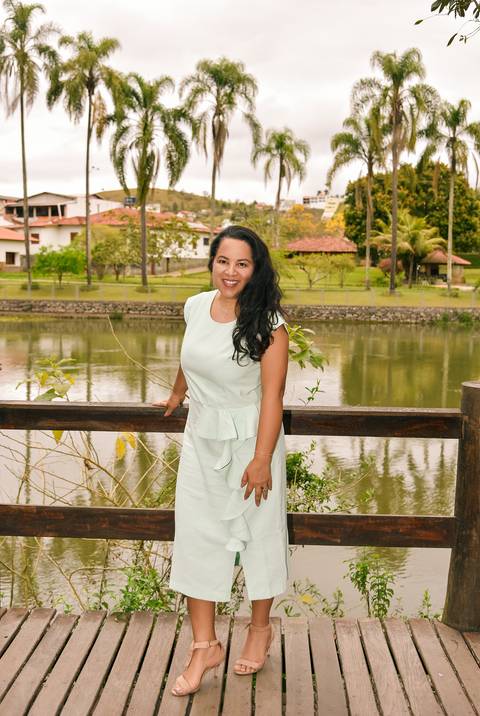 Foto da Formanda Sorrindo Em Frente Ao Lago No Parque do Pau D´Alho Em Guararema - SP, Foto Feita Pela Priscila Felix, Fotógrafa de Família, Casamento e Ensaios '
