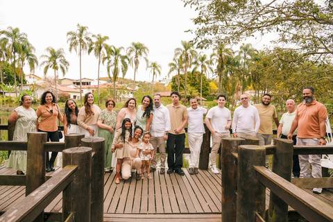 Foto da Formanda Com Toda Sua Família Em Frente Ao Lago No Parque do Pau D´Alho Em Guararema - SP, Foto Feita Pela Priscila Felix, Fotógrafa de Família, Casamento e Ensaios '
