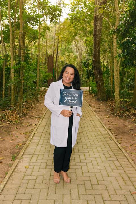 Foto da Formanda Usando Uma Camiseta Preta Escrita 