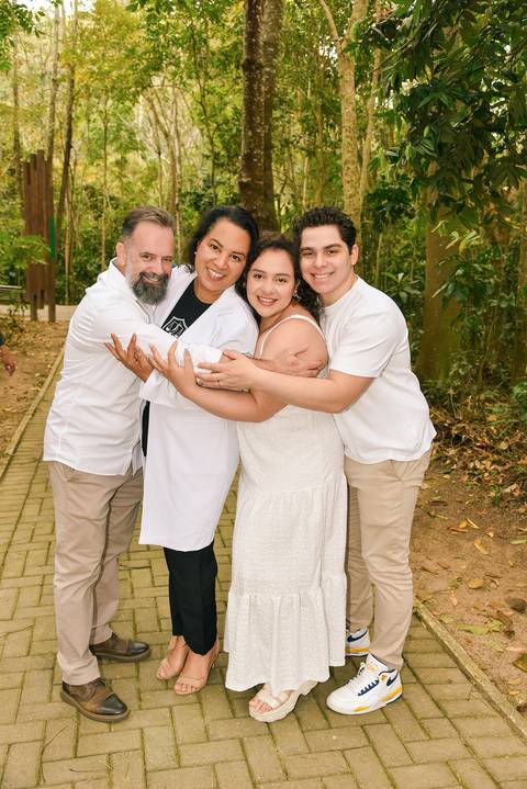 Foto da Formanda Sendo Abraçada Pelo Marido, Filha e Genro No Parque do Pau D´Alho Em Guararema - SP, Foto Feita Pela Priscila Felix, Fotógrafa de Família, Casamento e Ensaios '