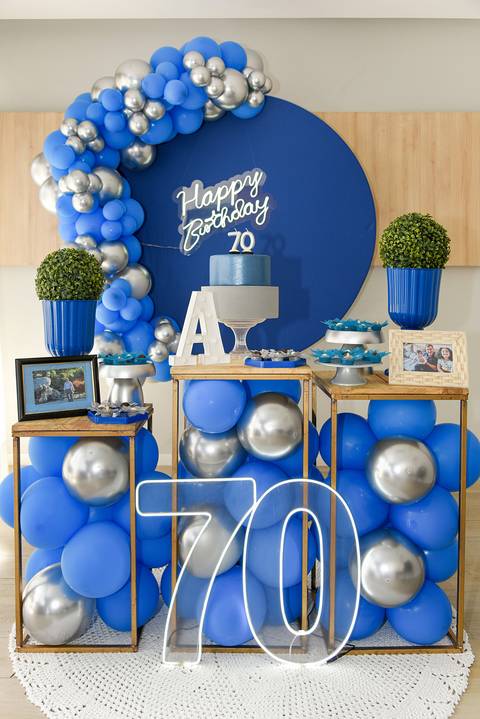 Fotografia Da Mesa Do Bolo Com Decoração Azul e Prata no Tatuapé SP Feita por Priscila Felix Fotógrafa de Casamentos, Ensaios e Família'