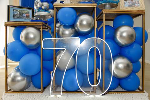 Fotografia Dos Detalhes Da Decoração Azul e Prata Mostrando O Número Setenta, Bexigas e Porta Retratos no Tatuapé SP Feita por Priscila Felix Fotógrafa de Casamentos, Ensaios e Família'