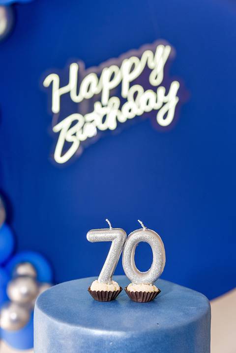 Fotografia Do Bolo Com A Vela De Numeral Setenta Azul e Prata no Tatuapé SP Feita por Priscila Felix Fotógrafa de Casamentos, Ensaios e Família'