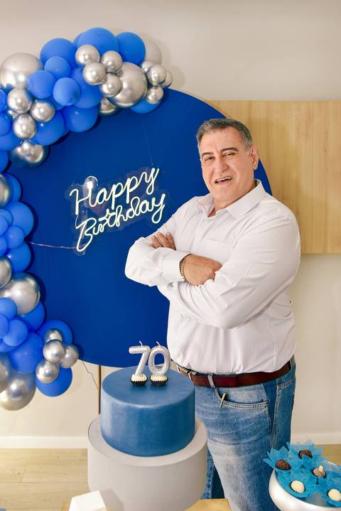 Fotografia do Aniversariante Na Mesa Do Bolo no Tatuapé SP Feita por Priscila Felix Fotógrafa de Casamentos, Ensaios e Família'