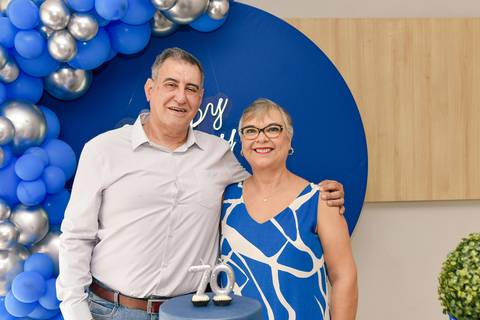 Fotografia do Aniversariante Na Mesa Do Bolo Com Sua Esposa no Tatuapé SP Feita por Priscila Felix Fotógrafa de Casamentos, Ensaios e Família'