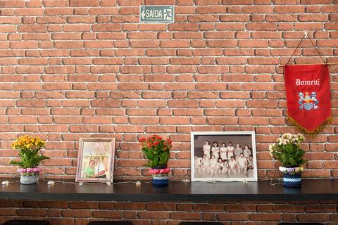 Fotografia Da Decoração Com Foto do Casal, Foto do Aniversariante Jovem No Time de Futebol, Flores e o Brasão da Família Domeni Ao Lado no Tatuapé SP Feita por Priscila Felix Fotógrafa de Casamentos, Ensaios e Família'