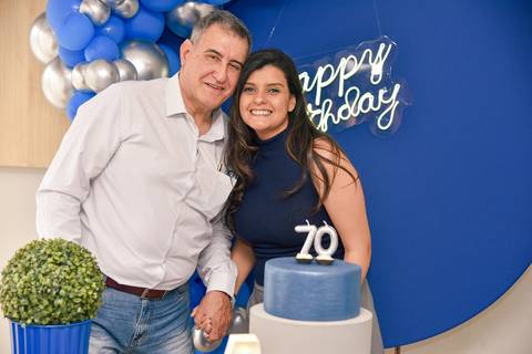 Fotografia do Aniversariante Na Mesa Do Bolo Com Sua Filha Caçula no Tatuapé SP Feita por Priscila Felix Fotógrafa de Casamentos, Ensaios e Família'