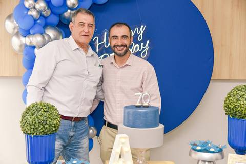 Fotografia do Aniversariante Na Mesa Do Bolo Com Seu Filho no Tatuapé SP Feita por Priscila Felix Fotógrafa de Casamentos, Ensaios e Família'