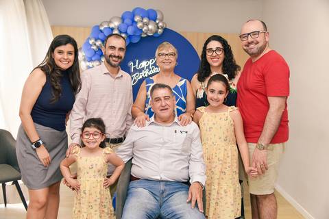 Fotografia do Aniversariante Sentado E Mulher, Filhos e Netas Em Volta no Tatuapé SP Feita por Priscila Felix Fotógrafa de Casamentos, Ensaios e Família'