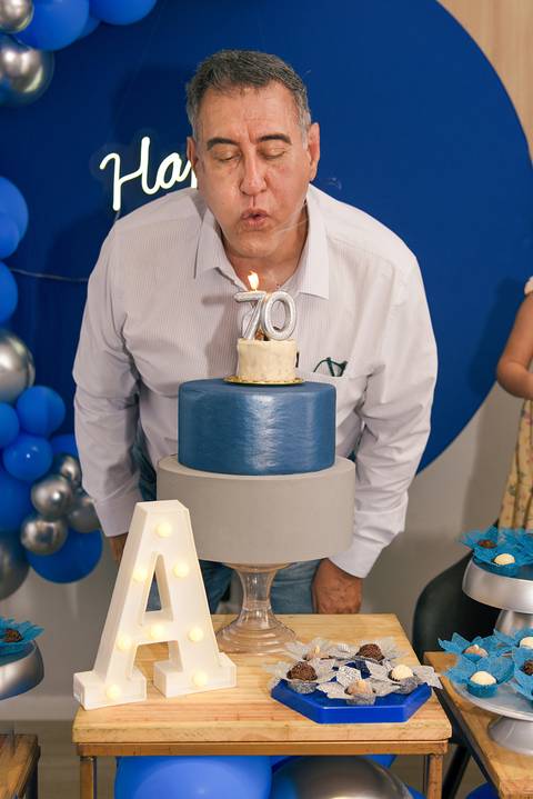 Fotografia do Aniversariante Na Mesa Do Bolo Assoprando a Velinha no Tatuapé SP Feita por Priscila Felix Fotógrafa de Casamentos, Ensaios e Família'