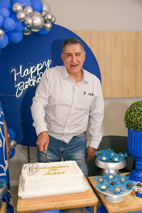 Fotografia do Aniversariante Cortando O Bolo no Tatuapé SP Feita por Priscila Felix Fotógrafa de Casamentos, Ensaios e Família'