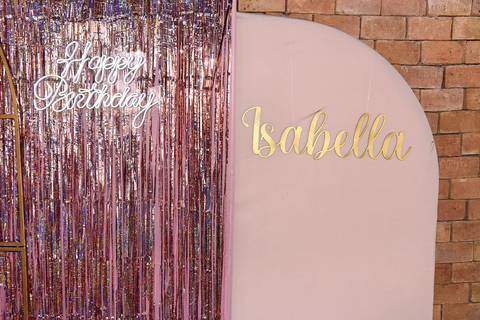 Foto do Painel Com o Nome da Aniversariante Isabella No Sítio Em Mogi das Cruzes - SP, Foto Feita Pela Priscila Felix Fotógrafa de Família, Casamentos e Ensaios '