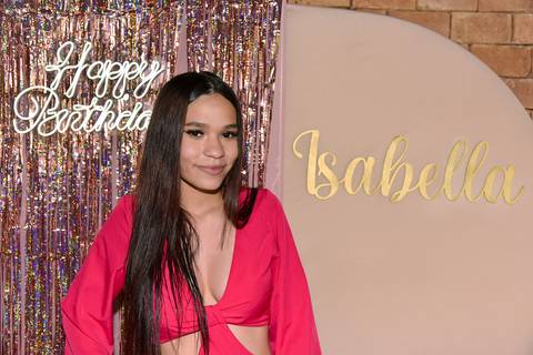 Foto da Aniversariante Em Frente Ao Painel Com Seu Nome 