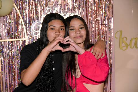 Foto da Aniversariante Com Amiga Fazendo Coração Com As Mãos Na Mesa do Bolo No Sítio Em Mogi das Cruzes - SP, Foto Feita Pela Priscila Felix Fotógrafa de Família, Casamentos e Ensaios '