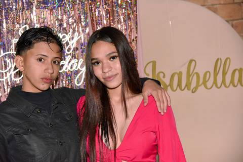 Foto da Aniversariante Abraçando A  Amiga Na Mesa do Bolo No Sítio Em Mogi das Cruzes - SP, Foto Feita Pela Priscila Felix Fotógrafa de Família, Casamentos e Ensaios '