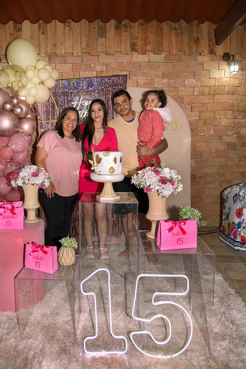 Foto da Aniversariante Com os Pais e Irmã Na Mesa do Bolo No Sítio Em Mogi das Cruzes - SP, Foto Feita Pela Priscila Felix Fotógrafa de Família, Casamentos e Ensaios '