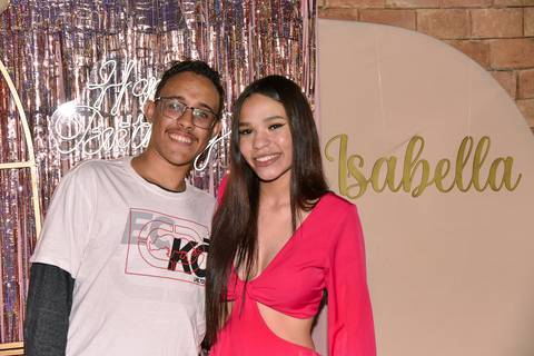 Foto da Aniversariante Com O Irmão Na Mesa do Bolo No Sítio Em Mogi das Cruzes - SP, Foto Feita Pela Priscila Felix Fotógrafa de Família, Casamentos e Ensaios '