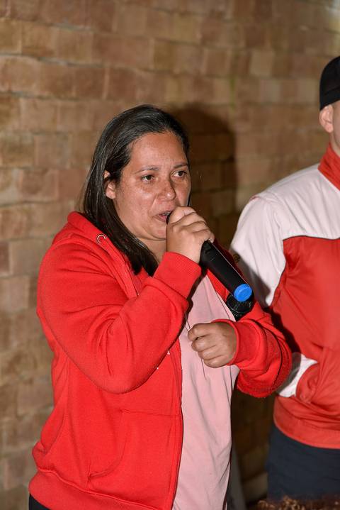 Foto da Mãe, Emocionada, Fazendo Um Discurso Para a Filha No Sítio Em Mogi das Cruzes - SP, Foto Feita Pela Priscila Felix Fotógrafa de Família, Casamentos e Ensaios '
