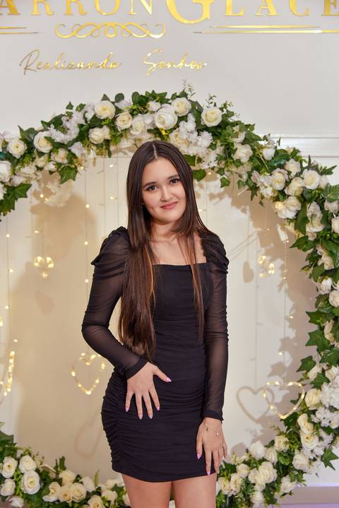 Foto da Debutante Com A Mão Na Cintura No Buffet Marron Glacê Em São Mateus - SP, Foto Feita Pela Priscila Felix Fotógrafa de Família, Casamentos e Ensaios '