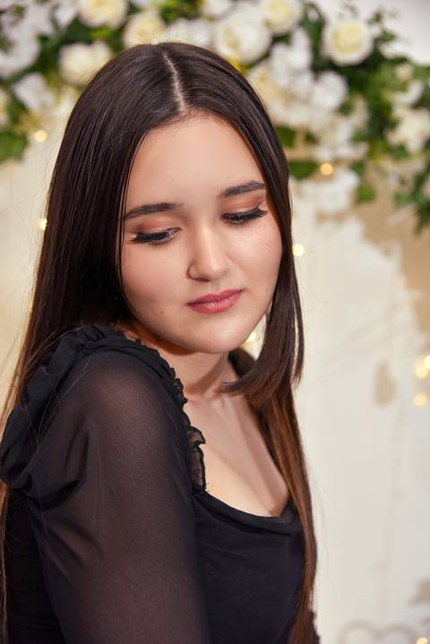 Foto Intimista da Debutante Séria Olhando Por Sobre o Ombro No Buffet Marron Glacê Em São Mateus - SP, Foto Feita Pela Priscila Felix Fotógrafa de Família, Casamentos e Ensaios '