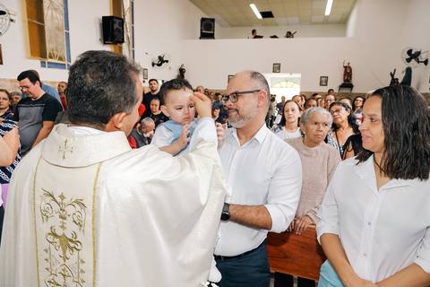 Fotografia do Padre Passando Óleo na Testa Do Batizado Na Igreja São José em São Paulo, SP Feita por Priscila Felix Fotógrafa de Casamentos, Ensaios e Família'