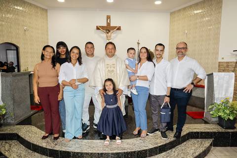 Fotografia Da Família Inteira No Altar Ao Lado Do Padre Na Igreja São José em São Paulo, SP Feita por Priscila Felix Fotógrafa de Casamentos, Ensaios e Família'
