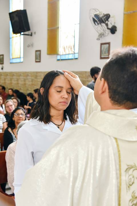 Fotografia do Padre Passando Óleo na Testa Da Batizada Na Igreja São José em São Paulo, SP Feita por Priscila Felix Fotógrafa de Casamentos, Ensaios e Família'