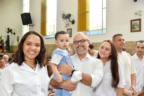 Fotografia dos Batizados Sorrindo Ao Lada Da Família Na Igreja São José em São Paulo, SP Feita por Priscila Felix Fotógrafa de Casamentos, Ensaios e Família'