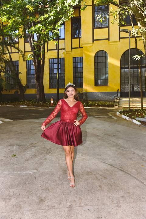 Foto da Debutante de Corpo Inteiro Usando Um Vestido Vermelho Curto E Uma Coroa No Parque da Água Branca Em São Paulo - SP, Foto Feita Pela Priscila Felix Fotógrafa de Família, Casamentos e Ensaios '