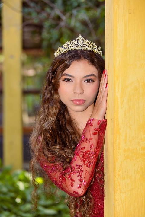 Foto da Debutante Com A Mão Na Coluna Próxima Ao Rosto No Parque da Água Branca Em São Paulo - SP, Foto Feita Pela Priscila Felix Fotógrafa de Família, Casamentos e Ensaios '