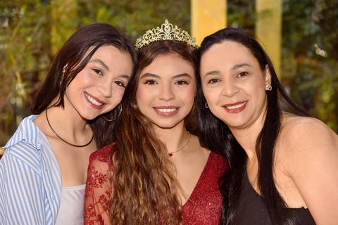 Foto da Debutante de Rosto Colado Com A Mãe E A Irmã No Parque da Água Branca Em São Paulo - SP, Foto Feita Pela Priscila Felix Fotógrafa de Família, Casamentos e Ensaios '
