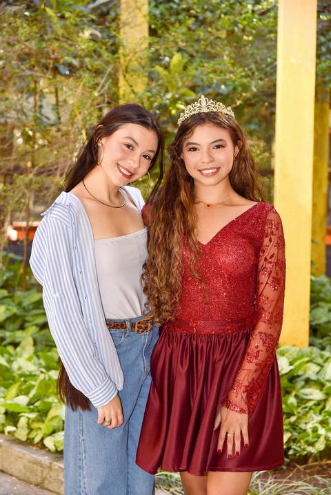 Foto da Debutante Abraçada Com A Irmã No Jardim No Parque da Água Branca Em São Paulo - SP, Foto Feita Pela Priscila Felix Fotógrafa de Família, Casamentos e Ensaios '