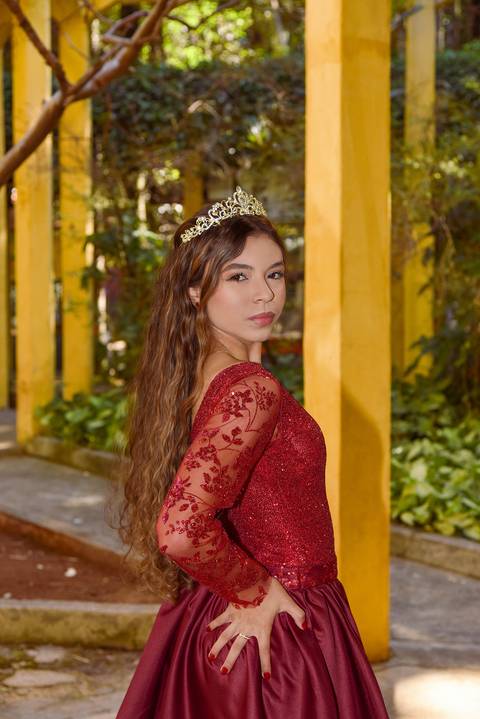 Foto da Debutante Entre Colunas De Um Grande Jardim No Parque da Água Branca Em São Paulo - SP, Foto Feita Pela Priscila Felix Fotógrafa de Família, Casamentos e Ensaios '