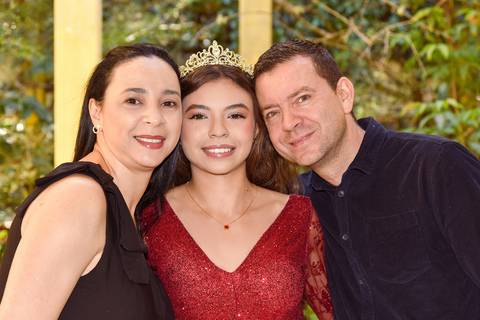 Foto da Debutante de Rosto Colado Com A Mãe E O Pai No Parque da Água Branca Em São Paulo - SP, Foto Feita Pela Priscila Felix Fotógrafa de Família, Casamentos e Ensaios '
