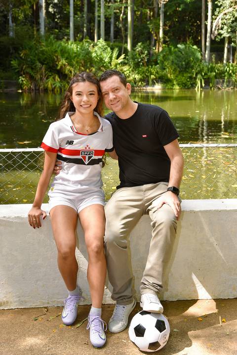 Foto da Debutante Com O Pai Em Frente Ao Lago Com O Pé Em Cima Da Bola De Futebol No Parque da Água Branca Em São Paulo - SP, Foto Feita Pela Priscila Felix Fotógrafa de Família, Casamentos e Ensaios '