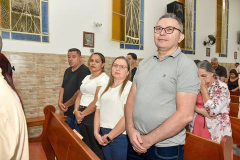 Fotografia Da Batizada Ao Lado Do Marido E Padrinhos Na Igreja São José em São Paulo, SP Feita por Priscila Felix Fotógrafa de Casamentos, Ensaios e Família'