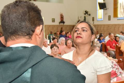 Fotografia do Padre Passando Óleo No Torax Da Batizada Na Igreja São José em São Paulo, SP Feita por Priscila Felix Fotógrafa de Casamentos, Ensaios e Família'
