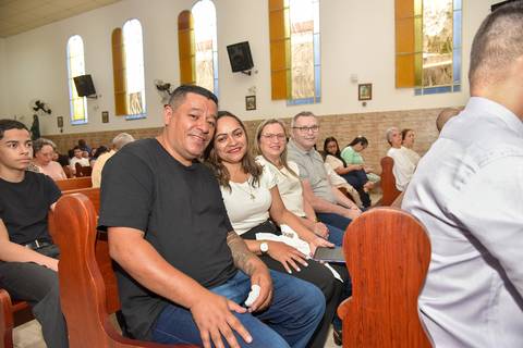 Fotografia Da Batizada Sorridente Com Os Cabelos Molhados Ao Lado Do Marido E Padrinhos Na Igreja São José em São Paulo, SP Feita por Priscila Felix Fotógrafa de Casamentos, Ensaios e Família'