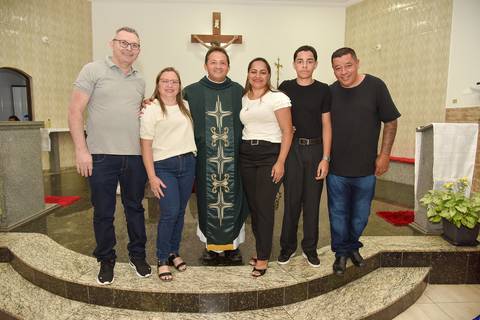 Fotografia Da Batizada No Altar Ao Lado Do Marido E Padrinhos Na Igreja São José em São Paulo, SP Feita por Priscila Felix Fotógrafa de Casamentos, Ensaios e Família'