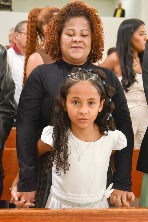 Fotografia Da Batizada Abraçada A Mãe Na Igreja São José em São Paulo, SP Feita por Priscila Felix Fotógrafa de Casamentos, Ensaios e Família'