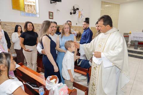 Fotografia Do Batizado Recebendo o Óleo na Testa Na Igreja São José em São Paulo, SP Feita por Priscila Felix Fotógrafa de Casamentos, Ensaios e Família'