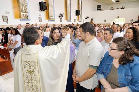 Fotografia Da Batizada Recebendo o Óleo na Testa Na Igreja São José em São Paulo, SP Feita por Priscila Felix Fotógrafa de Casamentos, Ensaios e Família'