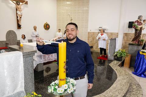 Fotografia Do Padrinho Da Batizada Ascendendo a Vela Na Igreja São José em São Paulo, SP Feita por Priscila Felix Fotógrafa de Casamentos, Ensaios e Família'