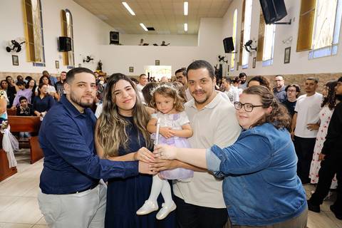 Fotografia Dos Pais e Padrinhos Da Batizada Segurando a Vela Na Igreja São José em São Paulo, SP Feita por Priscila Felix Fotógrafa de Casamentos, Ensaios e Família'